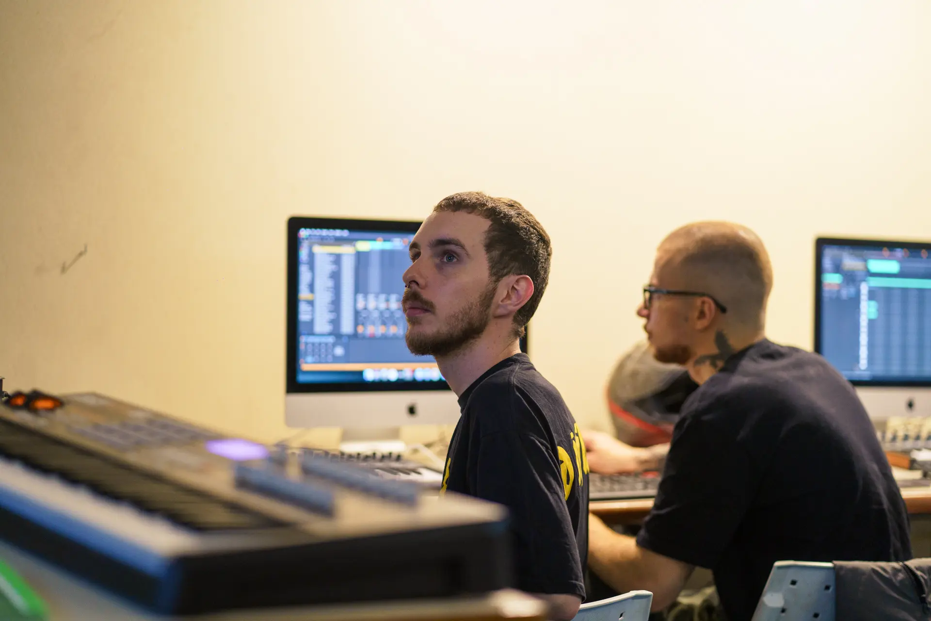 Alumnos de producción trabajando en las computadoras del aula