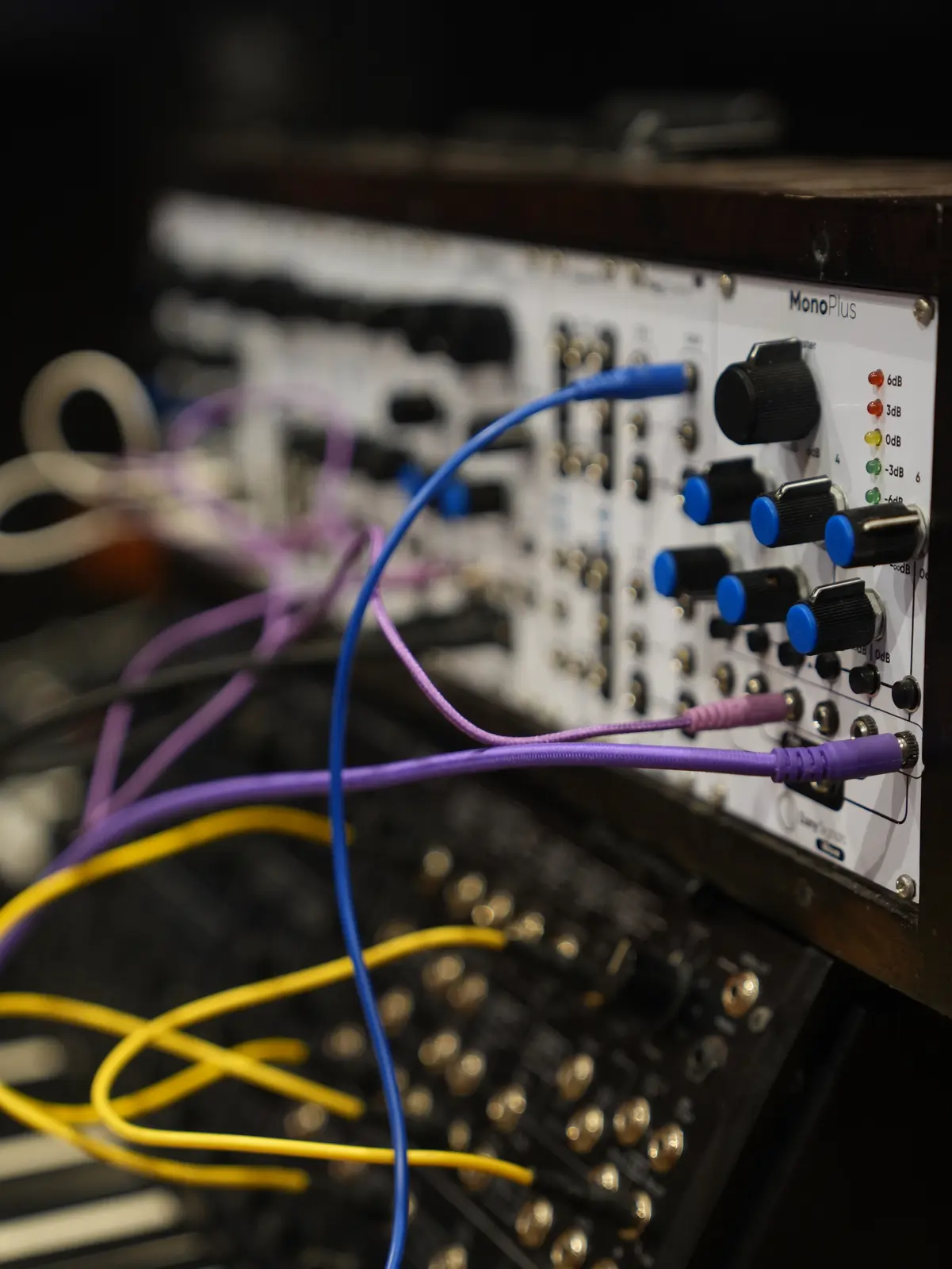 Sintetizador modular con cables de colores